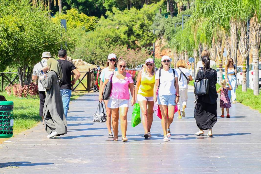 Denize giren terleyerek çıkıyor! O ilde deniz suyu 28 dereceye kadar çıktı, yerli ve yabancı turistler oraya akın ediyor 15